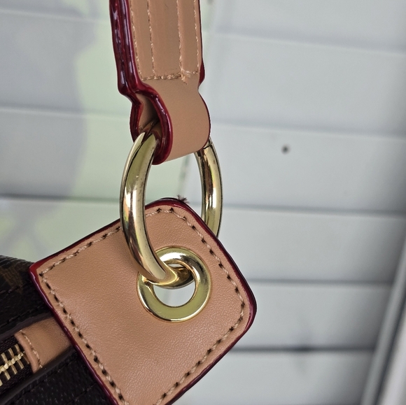 Modern + Chic Louis Vuitton Cross Body Bag Women Monogram Gold Hardware - Picture 10 of 15